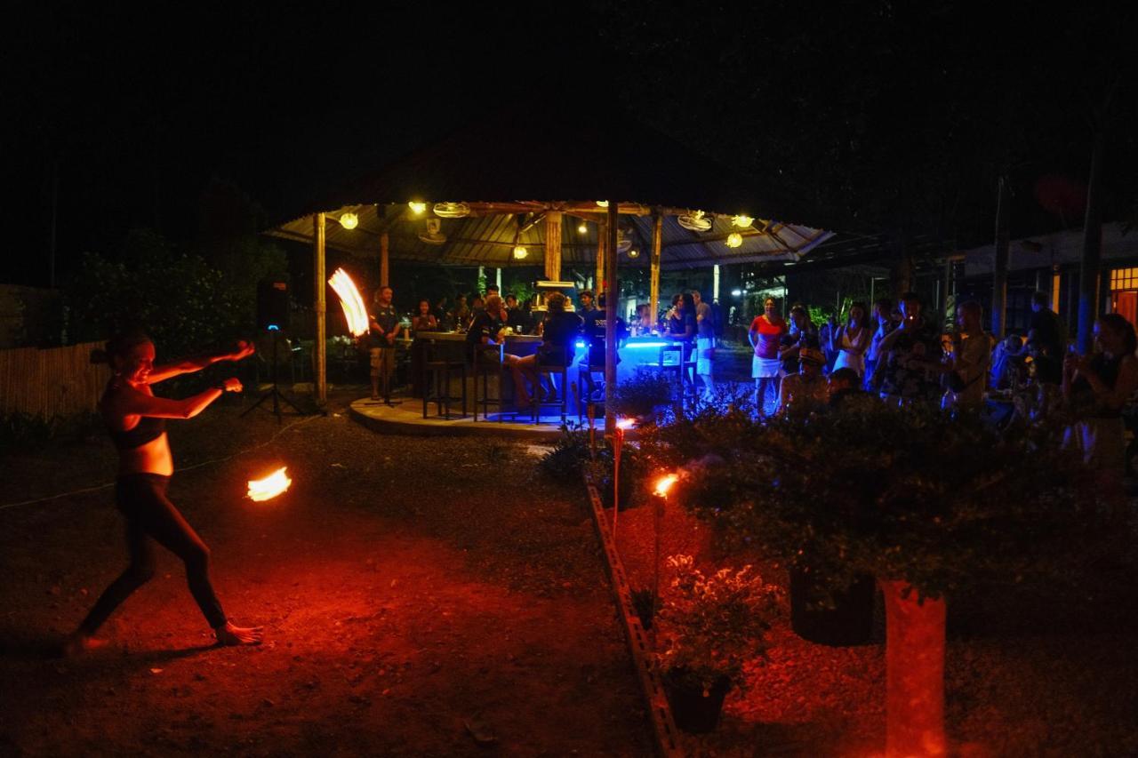 Escape Divers - Jungle Hostel And Dive Centre Тау Экстерьер фото